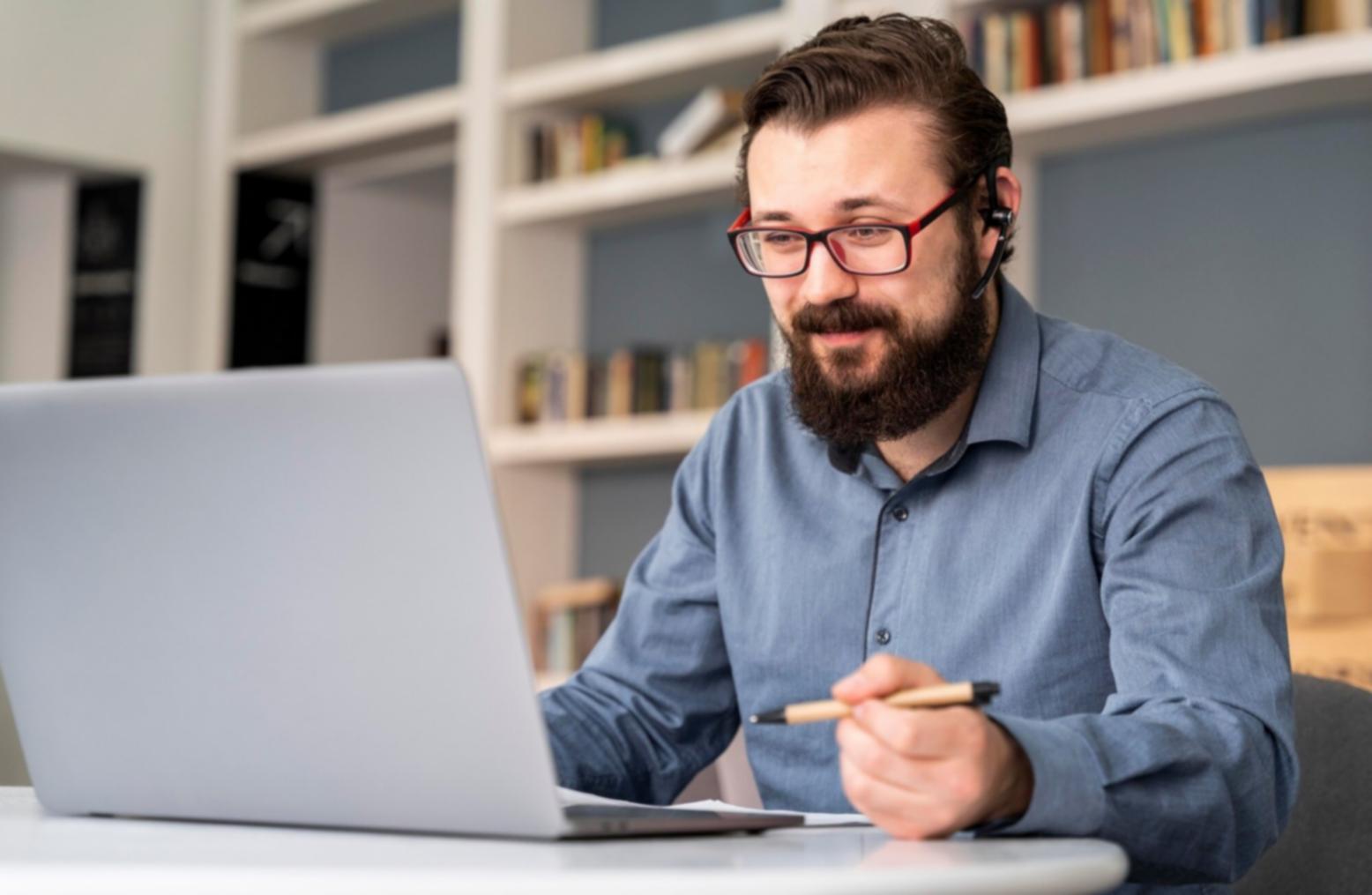 Analista trabajando con modelos financieros complejos en múltiples pantallas